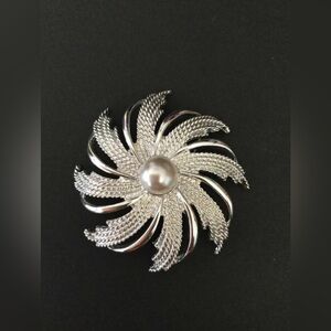 Vintage 1960s Women’s Silver tone Sara Coventry spiral pinwheel Brooch pin Pearl